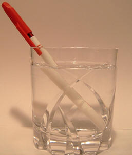 Stylo dans un verre deau